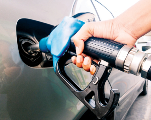 حرب إيران ترفع أسعار النفط والبنزين لمستويات قياسية