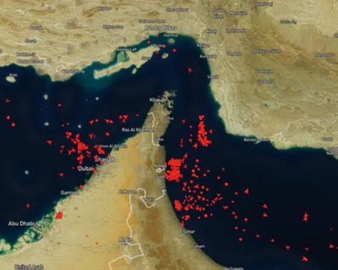 Revolutionary Guard threatens ships in Strait of Hormuz: Global shipping crisis