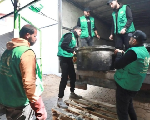 مركز الملك سلمان للإغاثة يوزع 30 ألف وجبة ساخنة في غزة