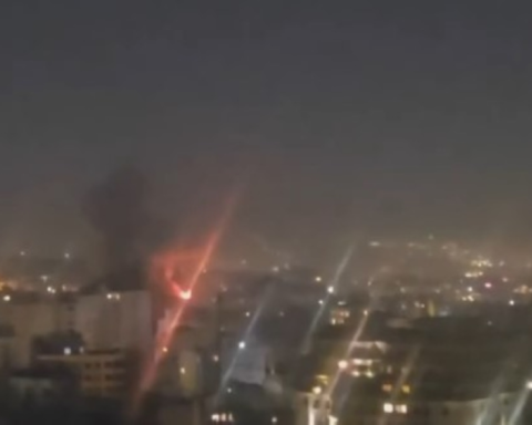 انفجارات في طهران: قصف مقر الإذاعة وتهديدات ترامب بالحرب