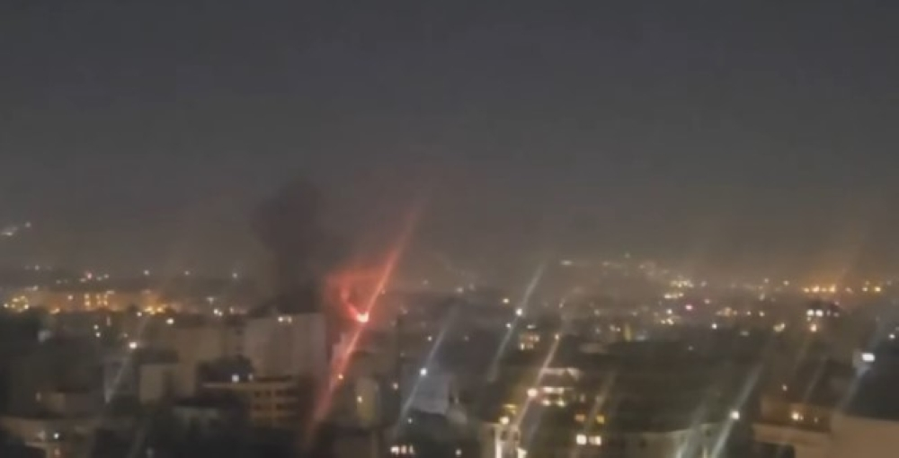 انفجارات في طهران: قصف مقر الإذاعة وتهديدات ترامب بالحرب