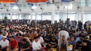 برنامج خادم الحرمين الشريفين لتفطير الصائمين يجمع الآلاف بإندونيسيا