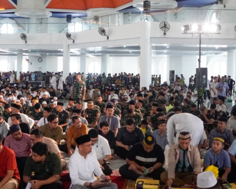 برنامج خادم الحرمين الشريفين لتفطير الصائمين يجمع الآلاف بإندونيسيا