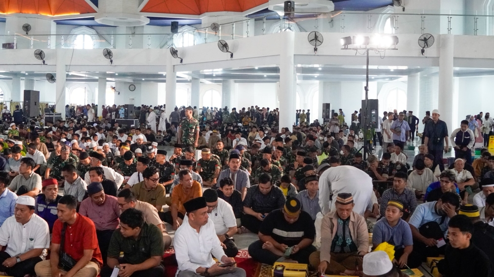 برنامج خادم الحرمين الشريفين لتفطير الصائمين يجمع الآلاف بإندونيسيا