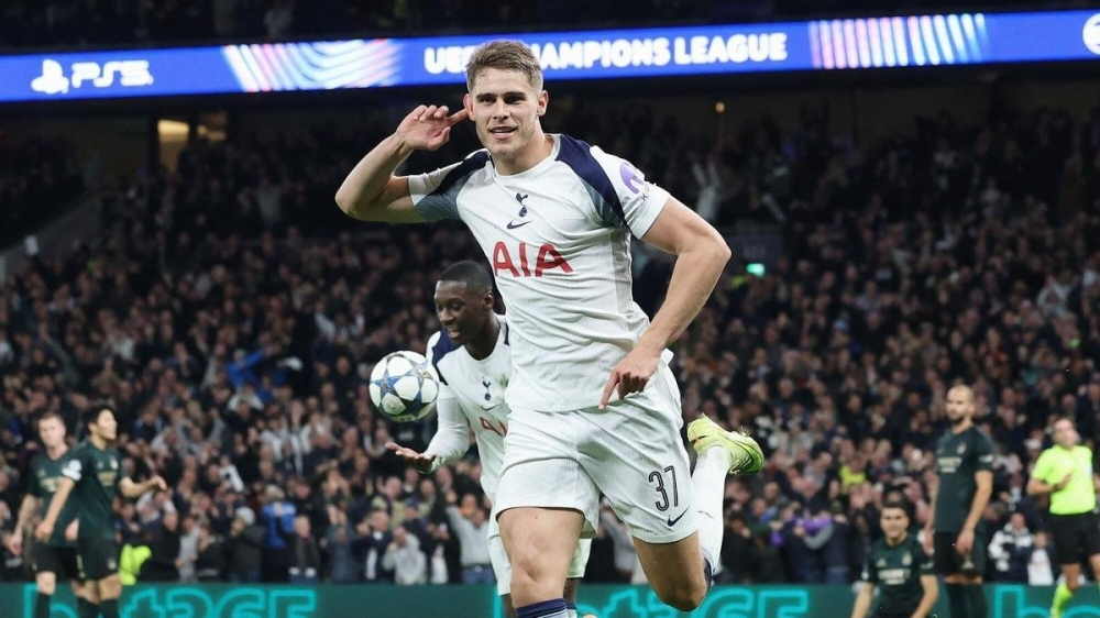 مدافع توتنهام يشعل المنافسة بين ريال مدريد وبرشلونة