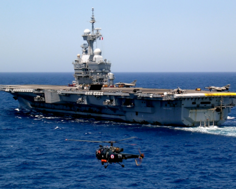 ترامب يهدد بتأمين مضيق هرمز عسكرياً وفرنسا تحرك حاملة طائرات