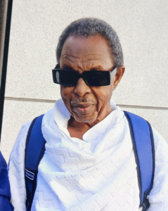 قائد كشفي سعودي يأوي معتمراً تائهاً بمكة | قصة إنسانية