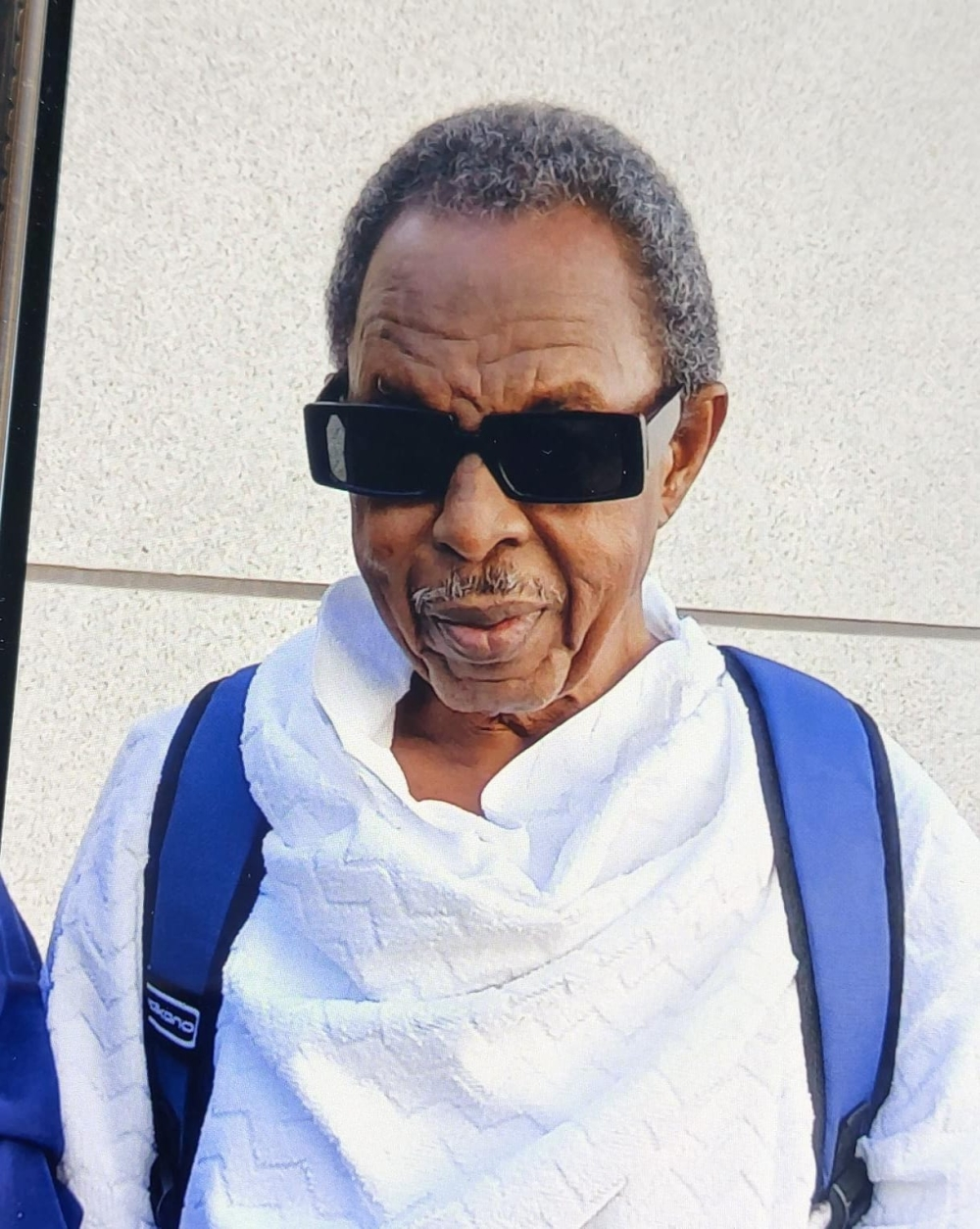 قائد كشفي سعودي يأوي معتمراً تائهاً بمكة | قصة إنسانية