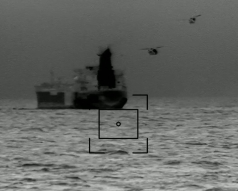 غرق ناقلة غاز روسية قبالة ليبيا: اتهامات لأوكرانيا ومخاطر بيئية