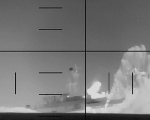 انتشال ضحايا فرقاطة إيرانية أغرقتها أمريكا في المحيط الهندي