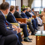 أمير الرياض يستقبل الدبلوماسيين للتهنئة برمضان نيابة عن القيادة