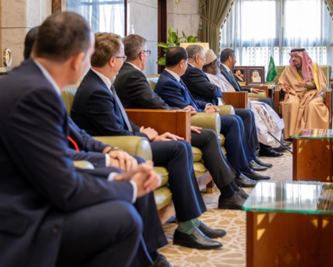 أمير الرياض يستقبل الدبلوماسيين للتهنئة برمضان نيابة عن القيادة