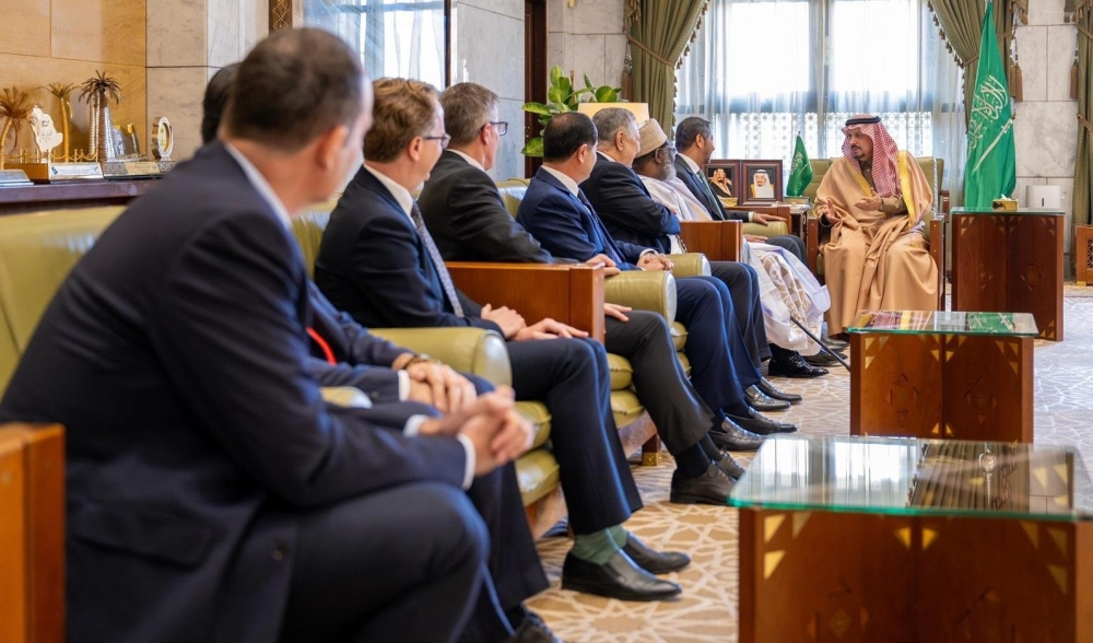 أمير الرياض يستقبل الدبلوماسيين للتهنئة برمضان نيابة عن القيادة