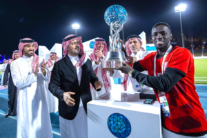 وزير الرياضة يتوج الفائز في نهائي بطولة جدة لكرة القدم