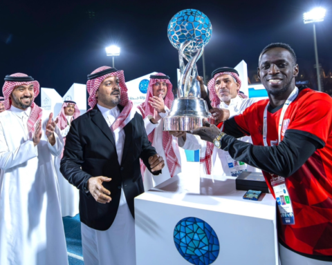 وزير الرياضة يتوج الفائز في نهائي بطولة جدة لكرة القدم