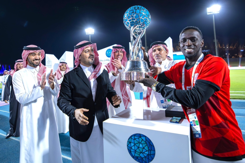 وزير الرياضة يتوج الفائز في نهائي بطولة جدة لكرة القدم