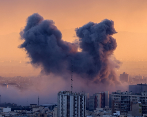 الحرب على إيران: نزوح 100 ألف من طهران وضربات أمريكية مكثفة