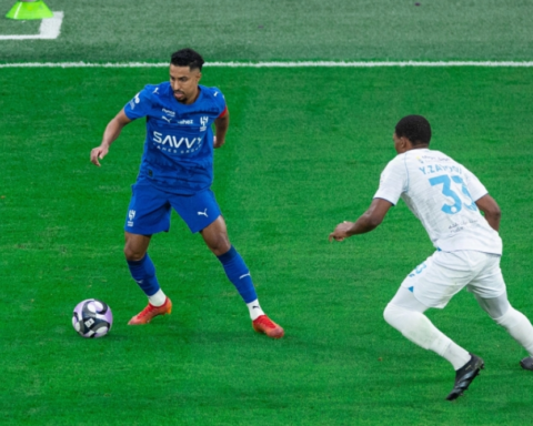 طرح تذاكر مباراة الفتح والهلال بسعر رمزي في دوري روشن