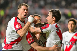 رايو فايكانو يهزم أوفييدو بثلاثية ويقفز في ترتيب الليغا