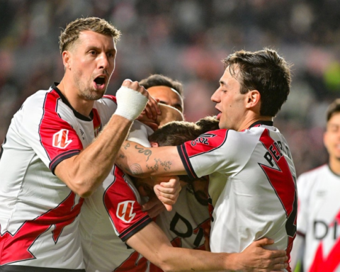 رايو فايكانو يهزم أوفييدو بثلاثية ويقفز في ترتيب الليغا