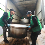 مركز الملك سلمان للإغاثة يوزع وجبات ساخنة للنازحين في غزة