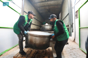 مركز الملك سلمان للإغاثة يوزع وجبات ساخنة للنازحين في غزة