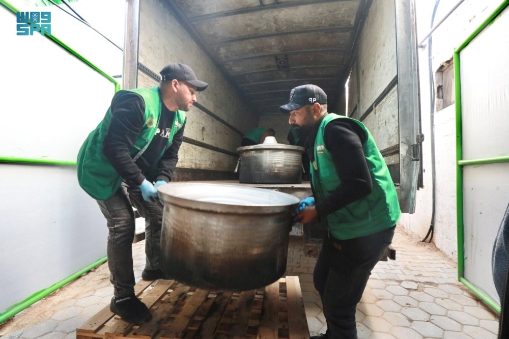 مركز الملك سلمان للإغاثة يوزع وجبات ساخنة للنازحين في غزة