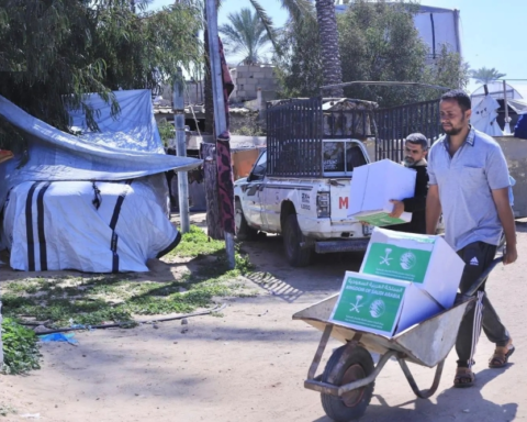 مركز الملك سلمان للإغاثة يوزع سلالاً غذائية للنازحين في خان يونس
