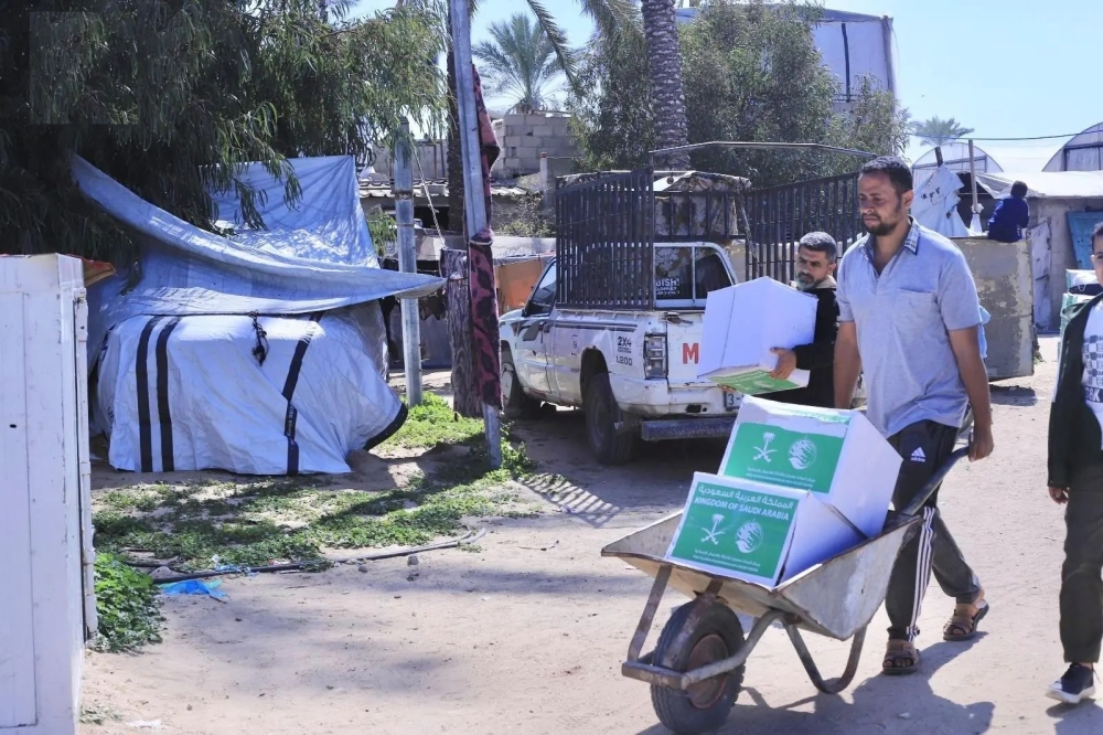 مركز الملك سلمان للإغاثة يوزع سلالاً غذائية للنازحين في خان يونس