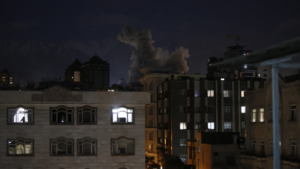 انفجارات في طهران: تفاصيل القصف الأمريكي ونزوح 100 ألف شخص