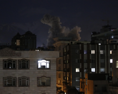 انفجارات في طهران: تفاصيل القصف الأمريكي ونزوح 100 ألف شخص