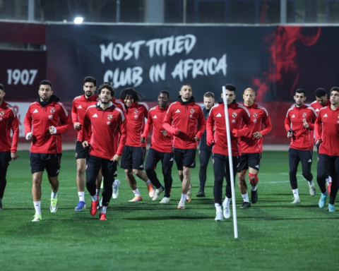 الاتحاد الأفريقي يعاقب الأهلي: غرامات وحرمان جماهيري قبل لقاء الترجي