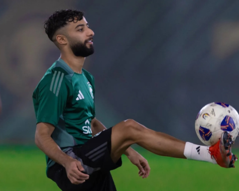 صالح أبو الشامات يختار الهلال ويكشف موقفه من الرحيل عن الأهلي