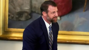 تفاصيل إقالة وزيرة الأمن الداخلي كريستي نويم وتعيين مولين