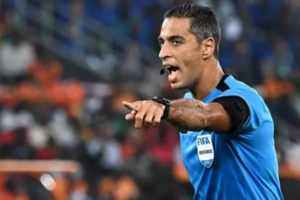 من هو أمين عمر حكم مباراة الهلال أمام النجمة؟ أرقام وتفاصيل