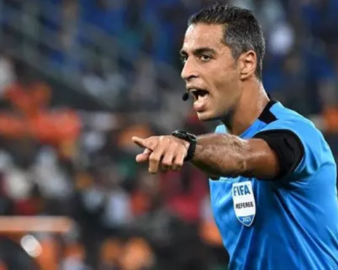 من هو أمين عمر حكم مباراة الهلال أمام النجمة؟ أرقام وتفاصيل