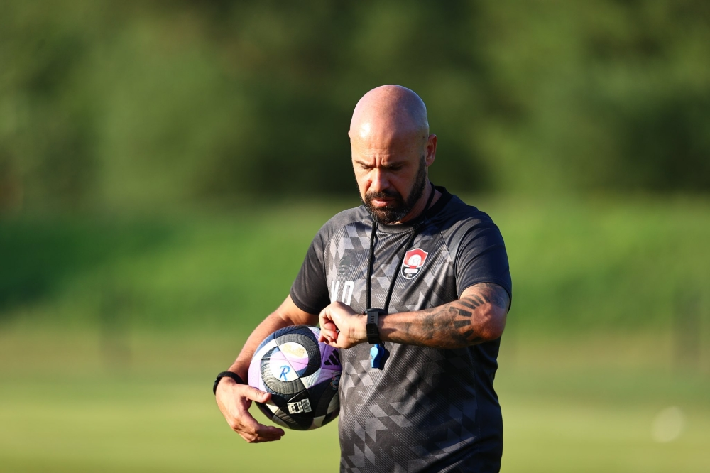 مدرب الرياض يعتذر للجماهير ويكشف أسباب ثلاثية ضمك