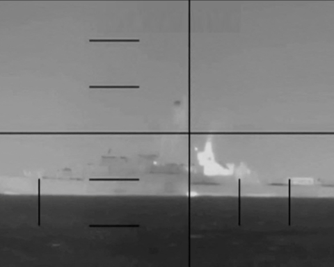 أمريكا تؤكد إغراق 30 سفينة إيرانية وتدمير حاملة مسيرات