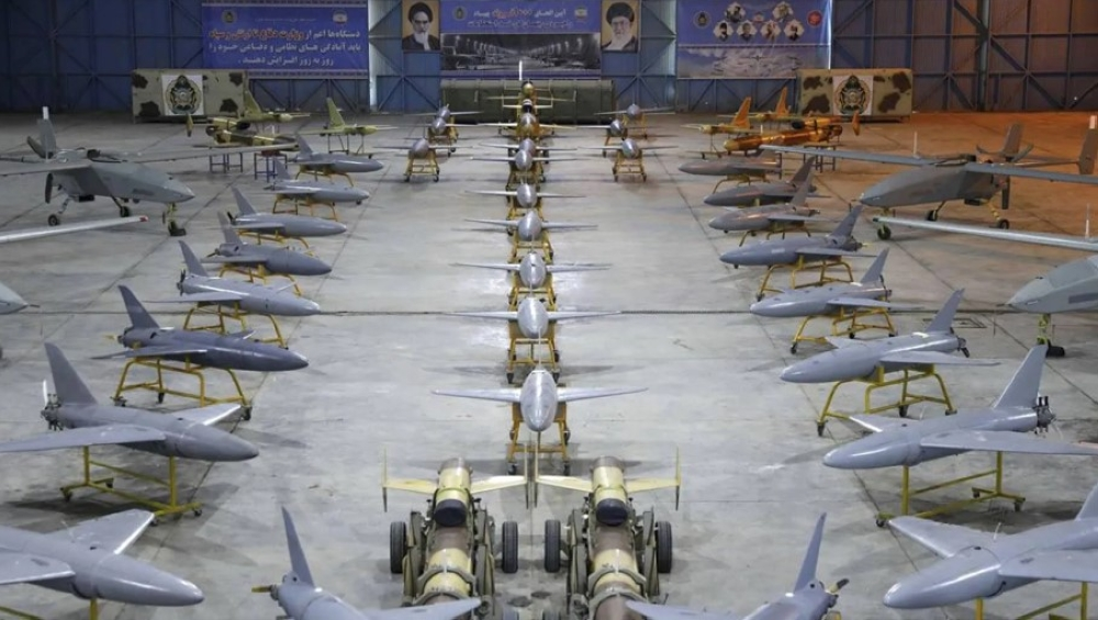 الجيش الإيراني يهدد بأسلحة متطورة ويستهدف حاملة طائرات