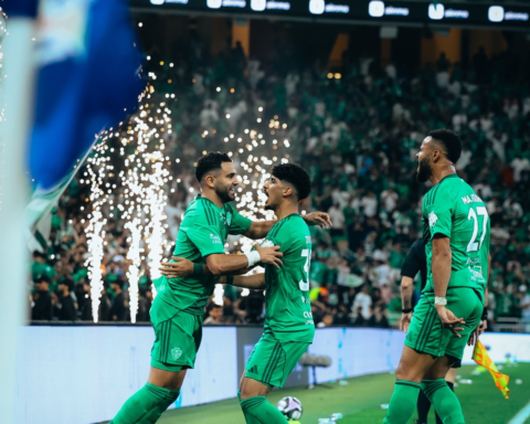 الأهلي يحسم ديربي جدة بثلاثية ويتصدر دوري روشن مؤقتاً