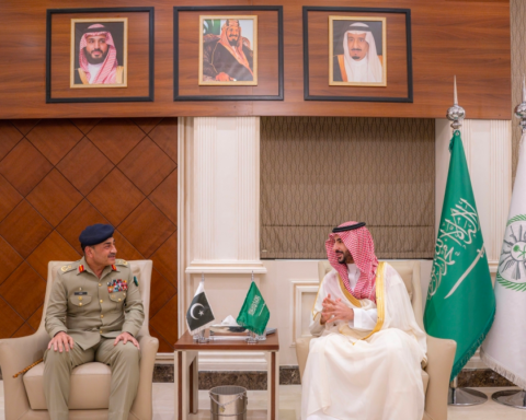 وزير الدفاع يبحث الاعتداءات الإيرانية مع قائد الجيش الباكستاني