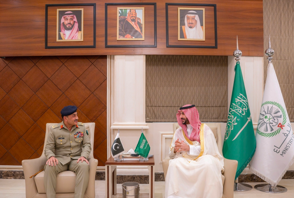 وزير الدفاع يبحث الاعتداءات الإيرانية مع قائد الجيش الباكستاني