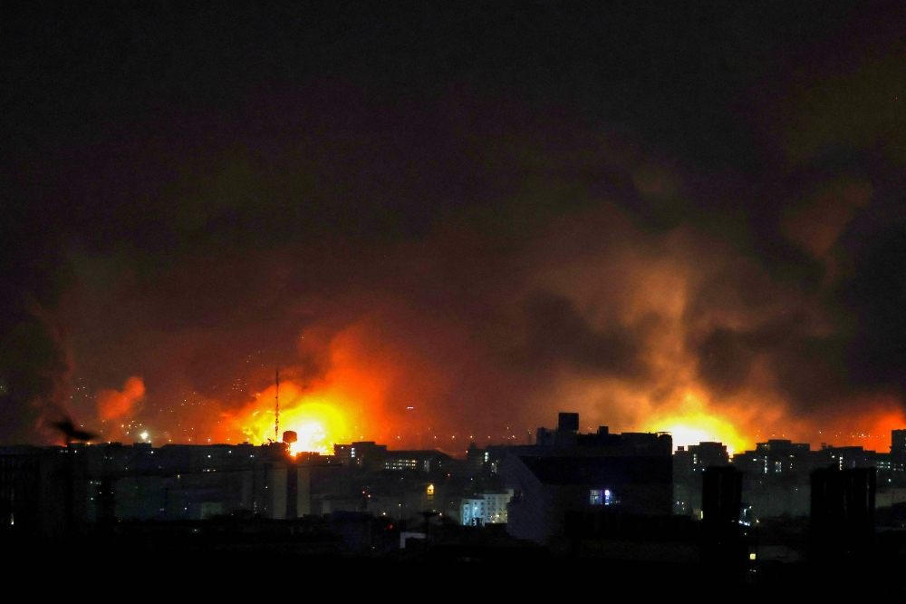 الهجوم الإسرائيلي على إيران: 80 طائرة تقصف أهدافاً في طهران