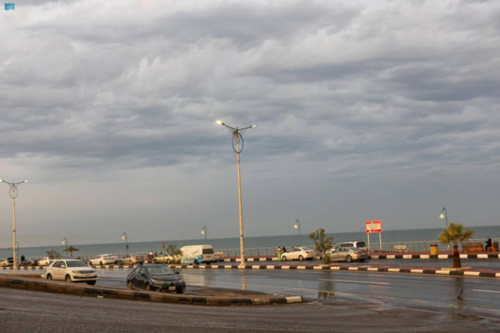 تنبيه الأرصاد: أمطار جازان غزيرة وسيول وبرد حتى المساء