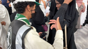 كشاف سعودي يوظف تطبيقات الترجمة في خدمة ضيوف الرحمن