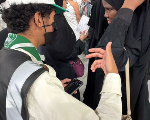 كشاف سعودي يوظف تطبيقات الترجمة في خدمة ضيوف الرحمن