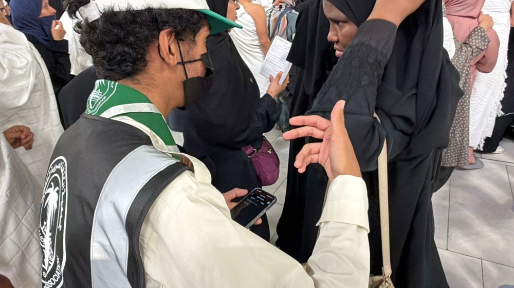 كشاف سعودي يوظف تطبيقات الترجمة في خدمة ضيوف الرحمن