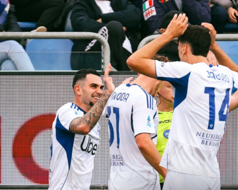 تأهل كومو لدوري أبطال أوروبا: فوز ثمين على كالياري يقرب الحلم