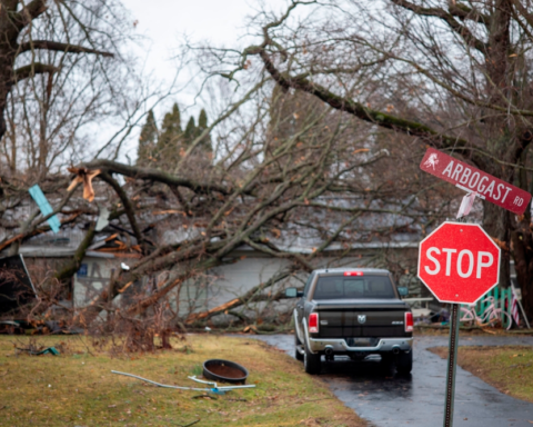 8 dead and widespread destruction caused by tornadoes in the central United States