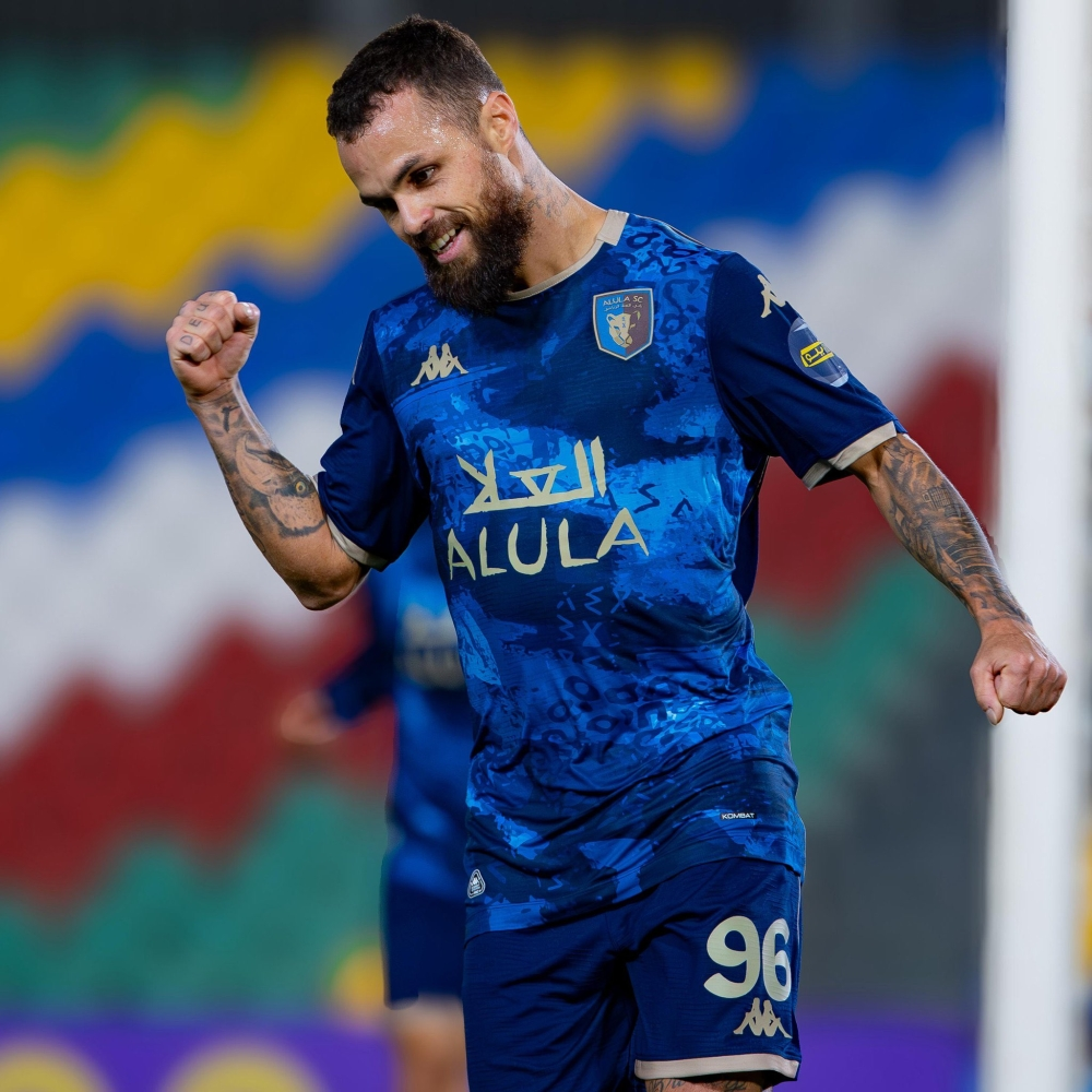 ميشيل ديلغادو يردد النشيد الوطني السعودي في دوري يلو